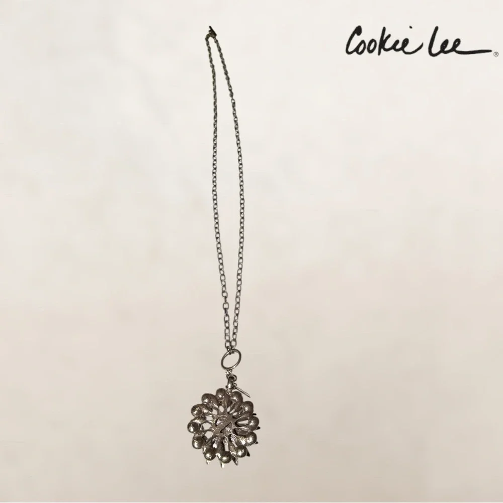 🛍️SALE🛍️ Cookie Lee Silvertone Long Chain Floral Pendant Necklace - Picture 4 of 5